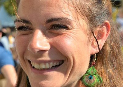 Boucles d'oreilles de plumes de paon vert sur une amie