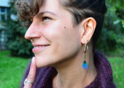 Boucles d'oreilles bleues sur une amie