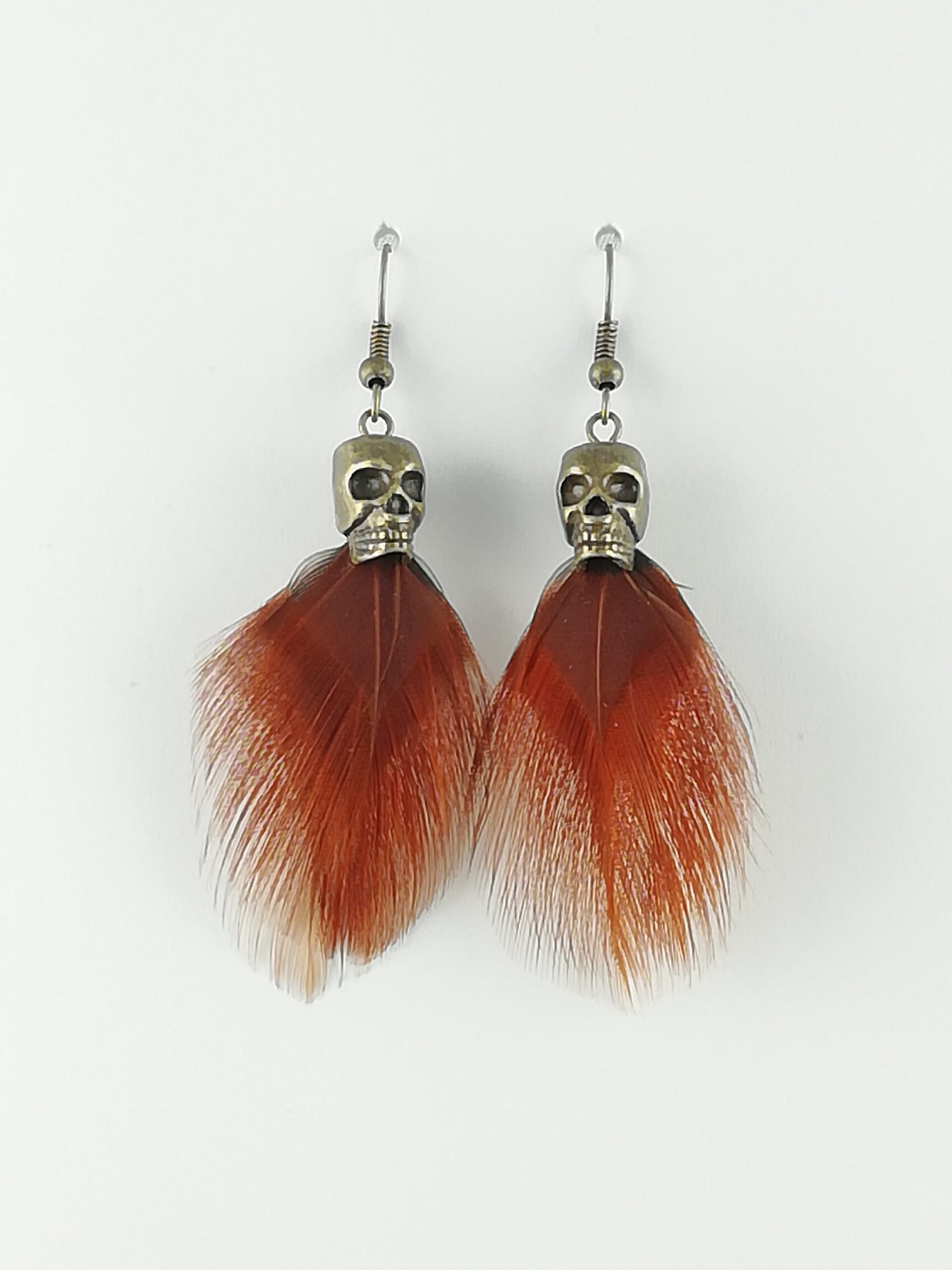 Boucles d'oreilles en plumes de coq Brahma et tête de mort