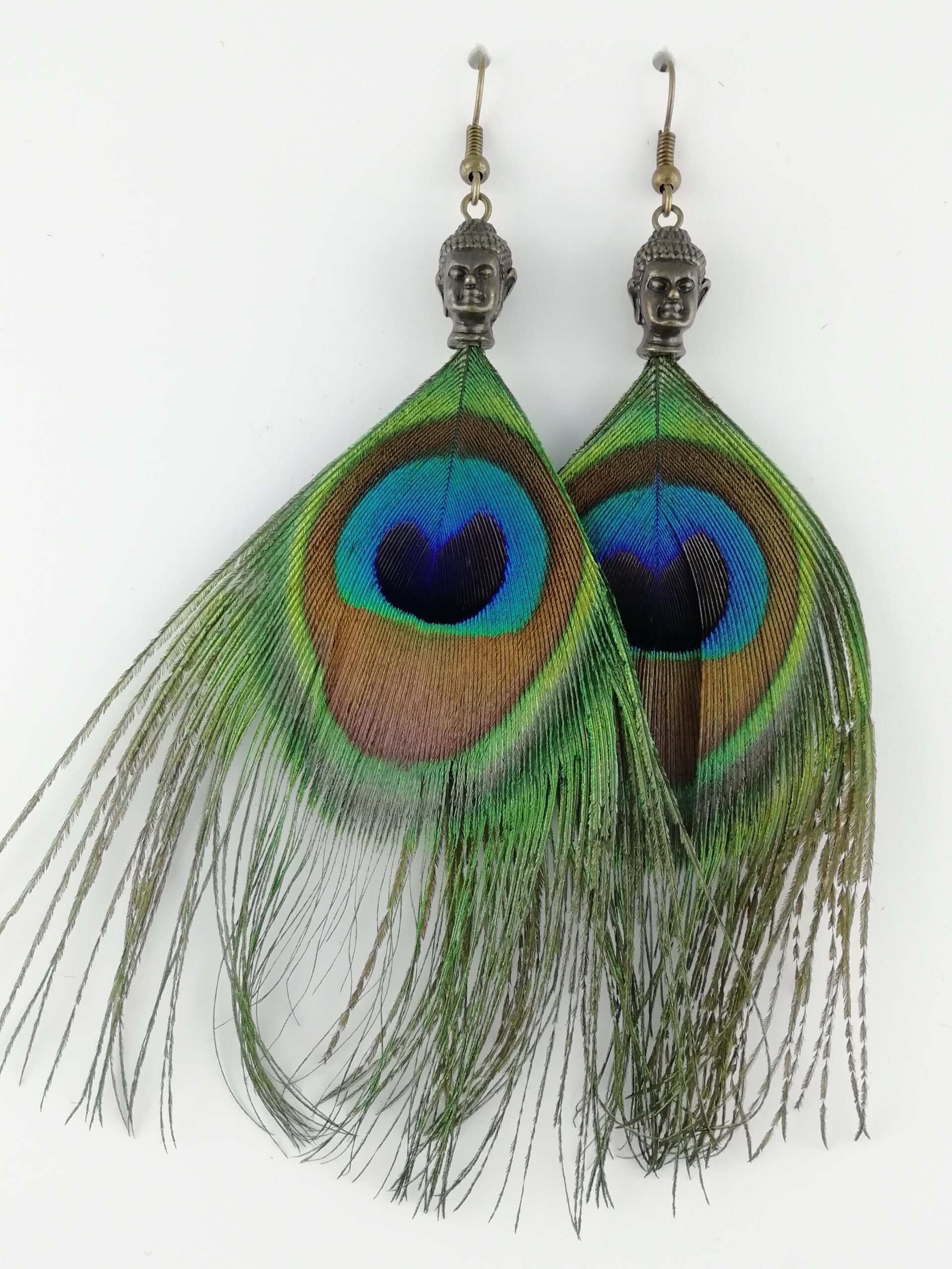 Boucles d’oreilles en plumes de paon et Bouddha