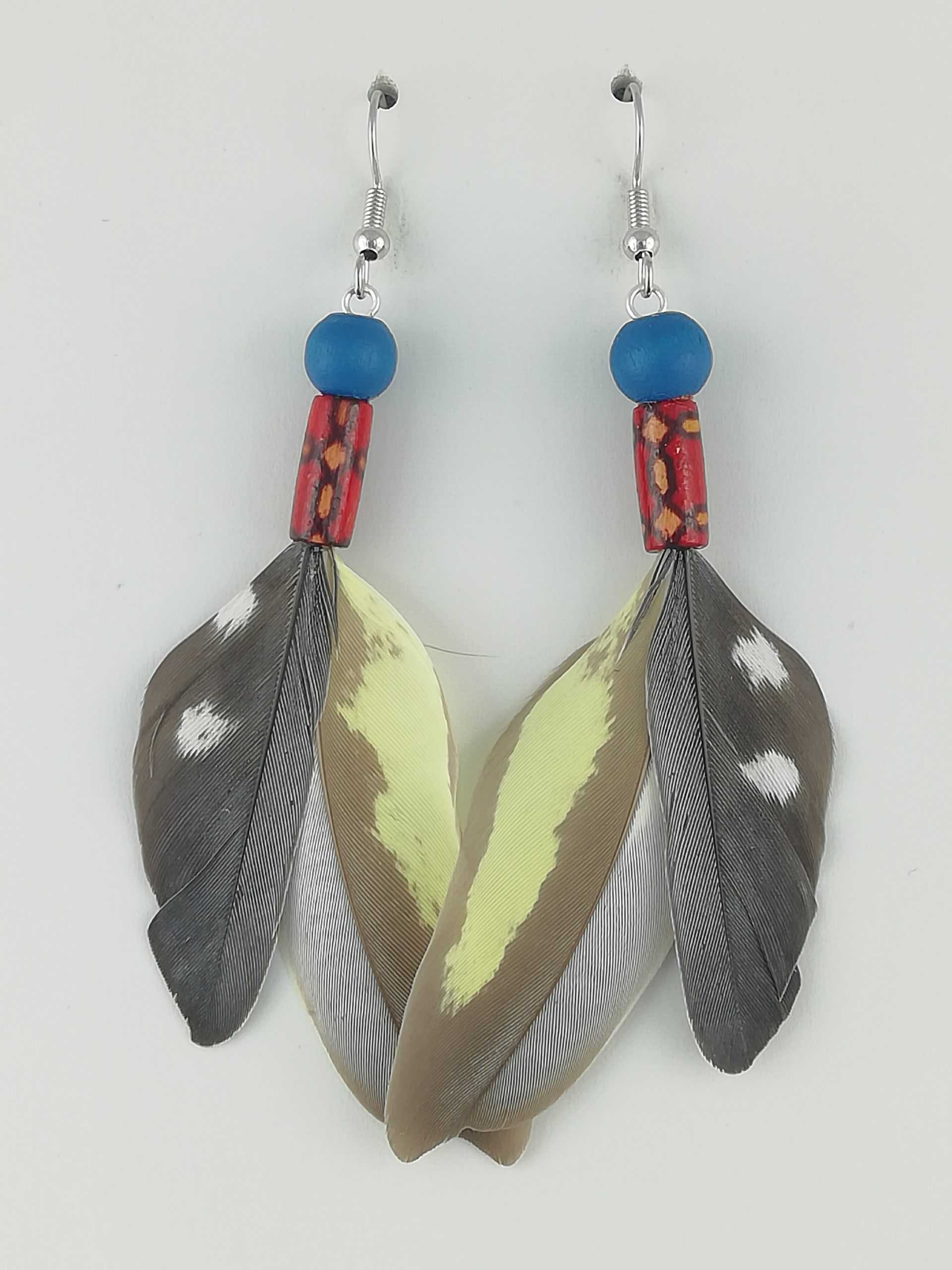 Boucles d’oreilles en plumes d'une perruche calopsitte
